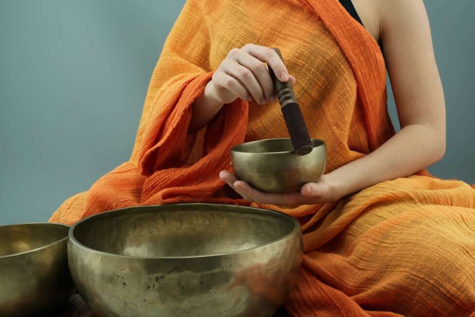 playing singing bowls how to meditate